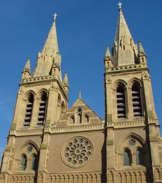 Een toekomstgericht kerkenbeleidsplan biedt een kans om deze gebouwen opnieuw betekenis te geven als hubs van ontmoeting en activiteit, aangepast aan de noden van vandaag.