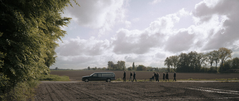 Begrafenisstoet op veldweg