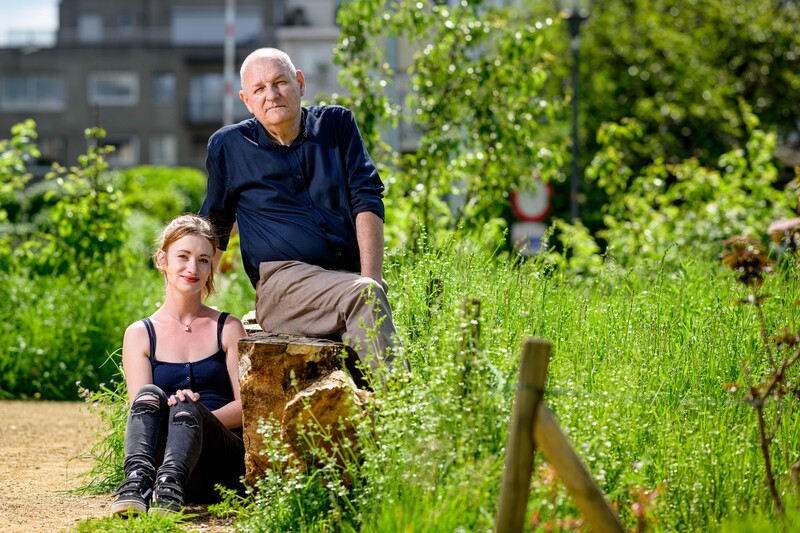 Werkzoekenden Alexandra en Marnix op een bank in het park
