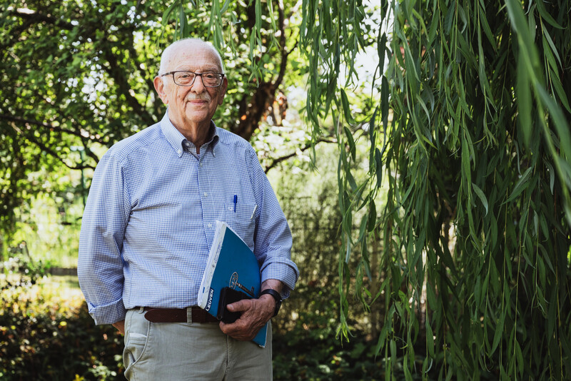 Wim Moesen in zijn tuin